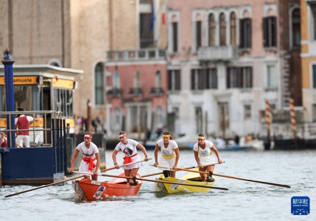 9月7日,在意大利威尼斯, “划行威尼斯”成员朱莉娅·塔利亚彼得拉(右二)与队友拉凯莱·奥代萨(右一)参加传统赛船节比赛。新华社记者 李京 摄