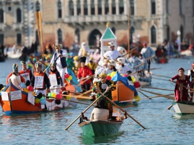 威尼斯狂欢节举行水上巡游活动 威尼斯狂欢节举行水上巡游活动