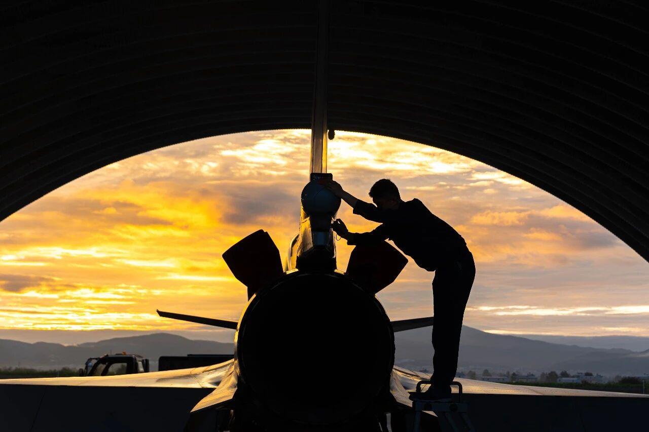 霞光伴鹰飞!空军战机训练壁纸上新 霞光伴鹰飞!空军战机训练壁纸上新