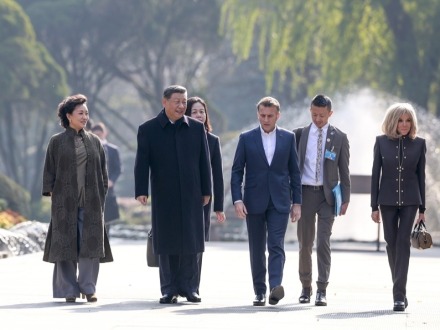 习近平同法国总统马克龙在成都进行友好交流