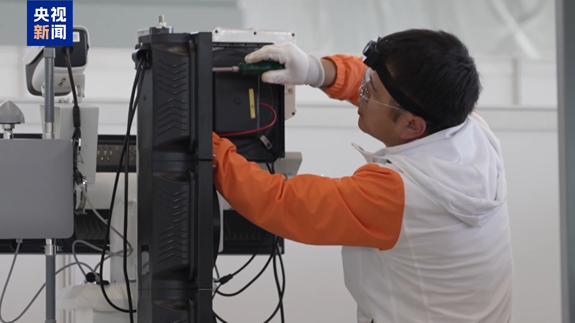 全国技能大赛炫“科技范儿” 机器人“管家”现场上岗 全国技能大赛炫“科技范儿” 机器人“管家”现场上岗