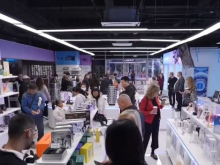 手机“碰一下”就能退税 “中国购”成来华旅游新潮流 手机“碰一下”就能退税 “中国购”成来华旅游新潮流