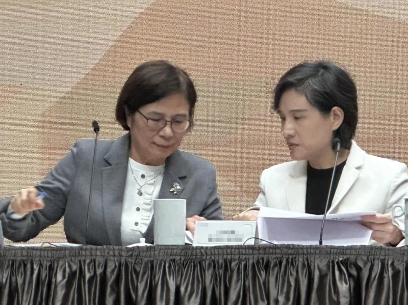 “巨款换关税”遭岛内痛批,台当局开“感动式记者会”欲扭转舆论,谈判成员表功、诉苦、现场哭 “巨款换关税”遭岛内痛批,台当局开“感动式记者会”欲扭转舆论,谈判成员表功、诉苦、现场哭