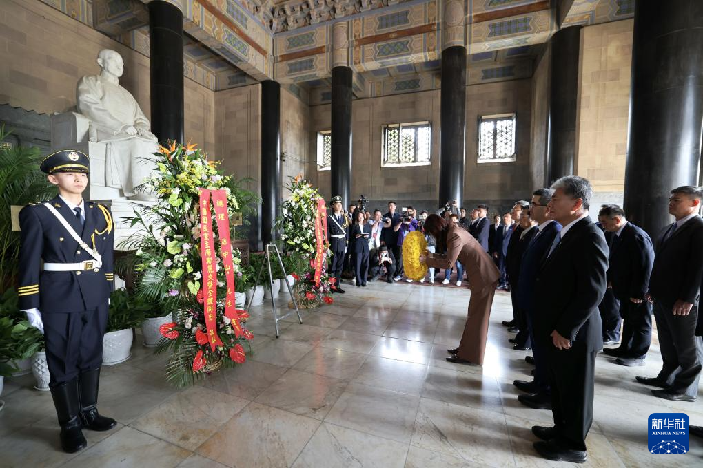 郑丽文率中国国民党访问团拜谒中山陵 郑丽文率中国国民党访问团拜谒中山陵