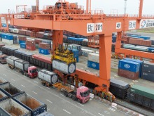 今年西部陆海新通道班列累运量突破120万标箱 今年西部陆海新通道班列累运量突破120万标箱