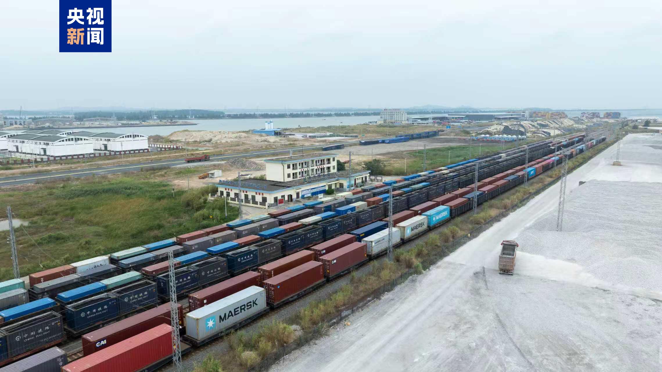 今年西部陆海新通道班列累运量突破120万标箱 今年西部陆海新通道班列累运量突破120万标箱