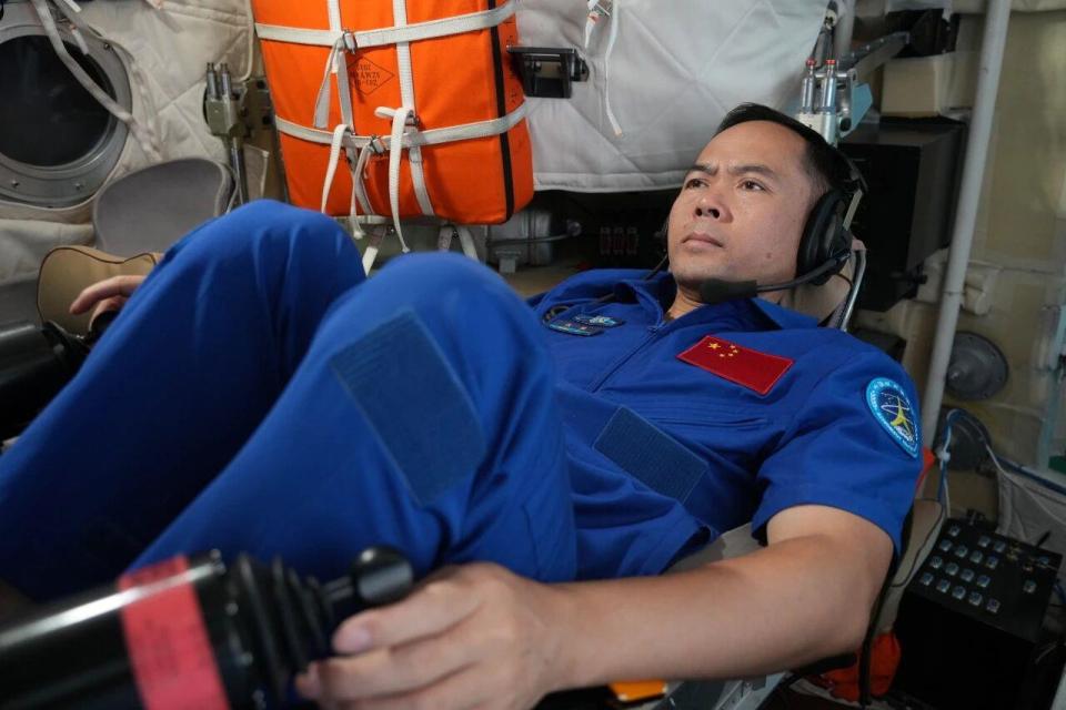 “神二十一”飞天在即 乘组地面训练精彩瞬间→ “神二十一”飞天在即 乘组地面训练精彩瞬间→