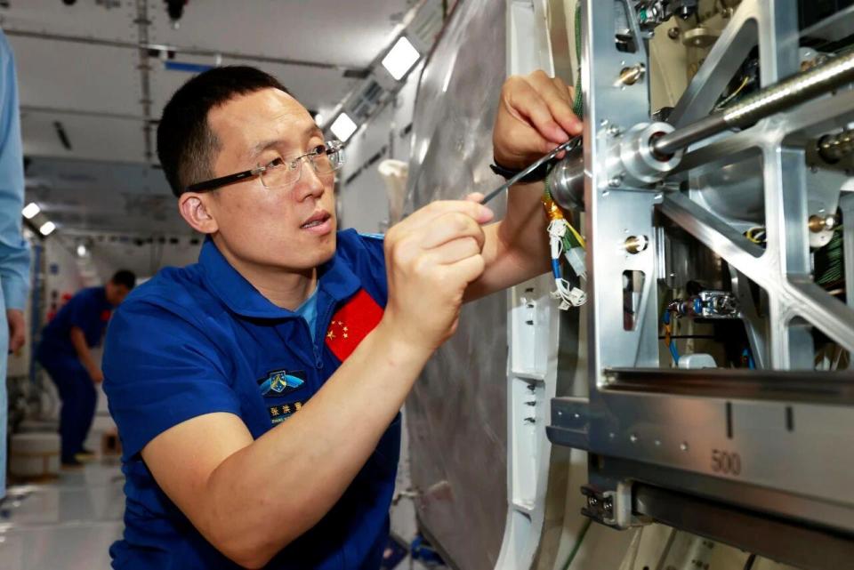 “神二十一”飞天在即 乘组地面训练精彩瞬间→ “神二十一”飞天在即 乘组地面训练精彩瞬间→