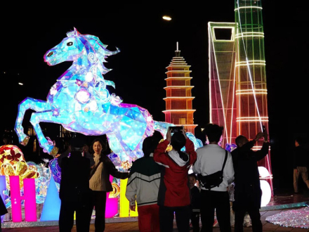 “元宵节，我眼里看的是灯，心里读到的却是两岸同胞的血脉相连”