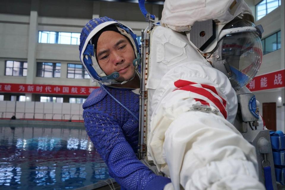 “神二十一”飞天在即 乘组地面训练精彩瞬间→ “神二十一”飞天在即 乘组地面训练精彩瞬间→