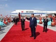 习近平率中央代表团抵达乌鲁木齐出席新疆维吾尔自治区成立70周年庆祝活动