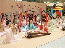 绾青丝着唐装、走进书中美景……传统文化生动“破圈”撬动消费澎湃活力 绾青丝着唐装、走进书中美景……传统文化生动“破圈”撬动消费澎湃活力