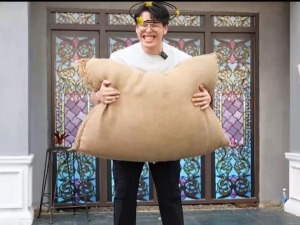 台湾自媒体博主体验码头工人的硬核日常 “酸爽”的扛麻袋任务等你来挑战