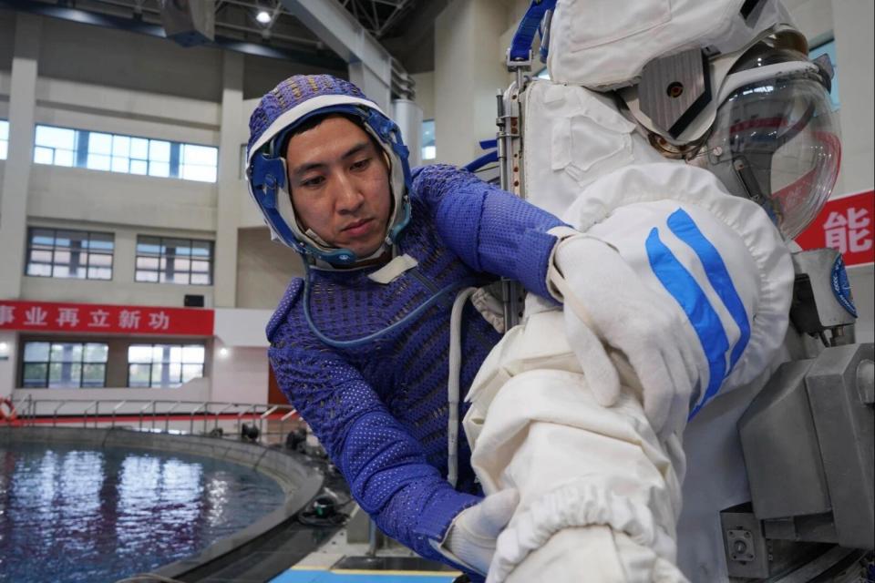 “神二十一”飞天在即 乘组地面训练精彩瞬间→ “神二十一”飞天在即 乘组地面训练精彩瞬间→