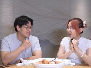 台湾自媒体博主学做排骨藕汤 品味荆楚美食文化