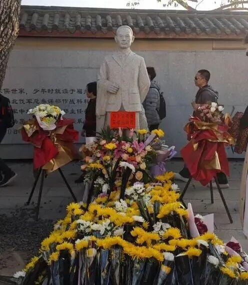 吴石故居前,他们一直等到闭馆还不愿离去 吴石故居前,他们一直等到闭馆还不愿离去