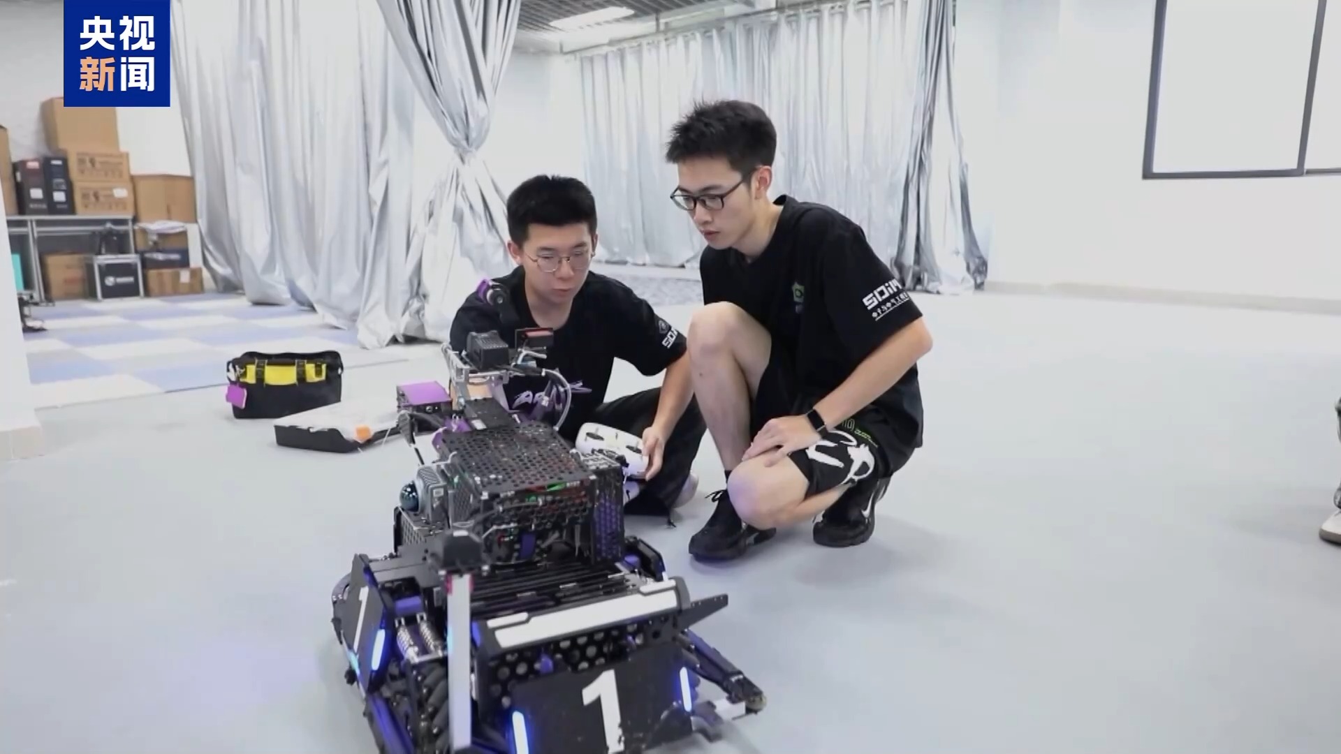 打爆米花、做咖啡、导购……人形机器人在深圳“上岗”了 打爆米花、做咖啡、导购……人形机器人在深圳“上岗”了