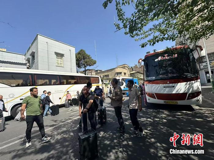 “看到五星红旗，我知道自己安全了”