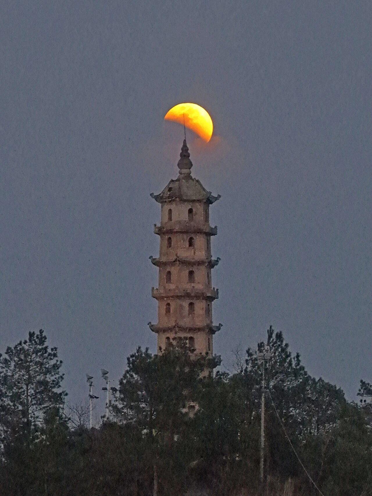 刷屏朋友圈!“元宵红月”高清大图来了 刷屏朋友圈!“元宵红月”高清大图来了