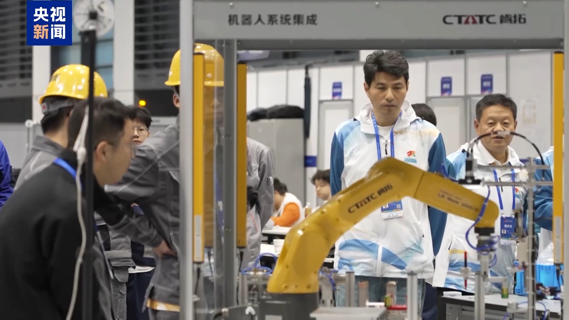 全国技能大赛炫“科技范儿” 机器人“管家”现场上岗 全国技能大赛炫“科技范儿” 机器人“管家”现场上岗