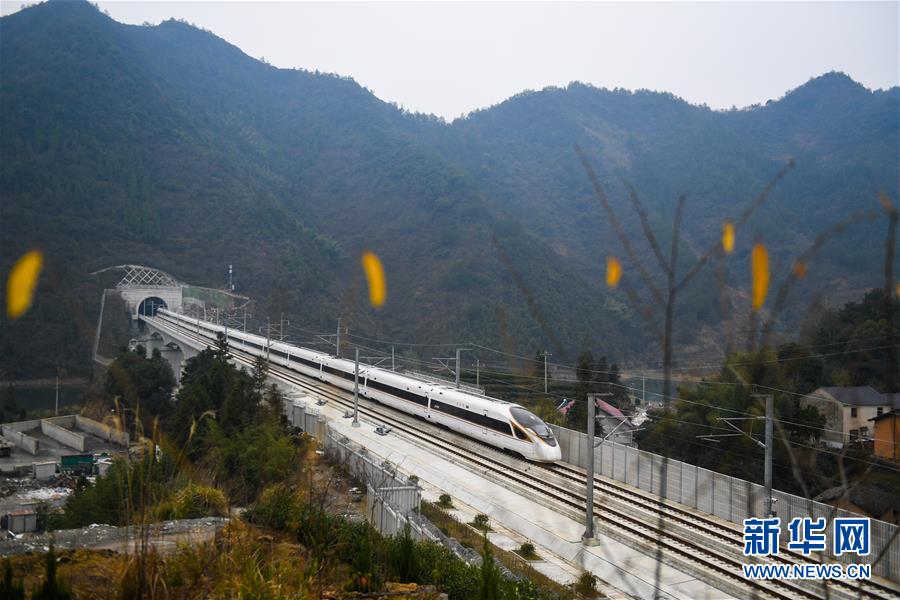 12月25日，杭黃高鐵列車(chē)通過(guò)位于浙江淳安的進(jìn)賢溪大橋。 新華社記者 黃宗治 攝