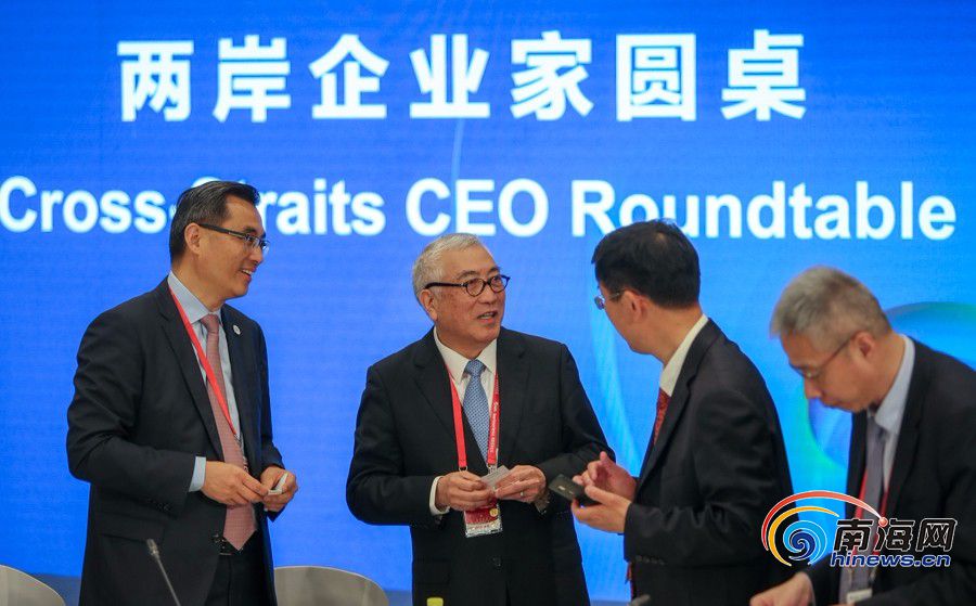 图片默认标题_fororder_图为：与会嘉宾互相交流。海报集团全媒体中心记者 袁琛 摄
