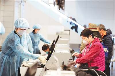 “走，咱们回家！” ——首批滞留“钻石公主”号邮轮香港居民乘包机返回
