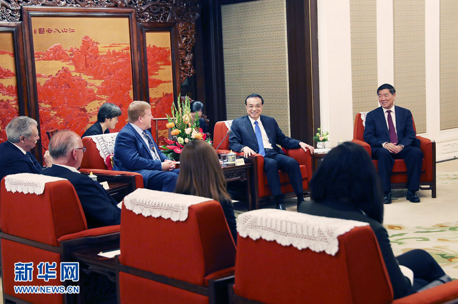 李克强会见出席中美企业家对话会的美方代表并座谈