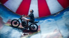 “Wall of Death”: A Thrilling Ancient Spectacle in Indonesia’s Night Markets