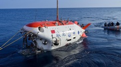 “蛟龙”号载人潜水器入海 计划下潜约4500米
