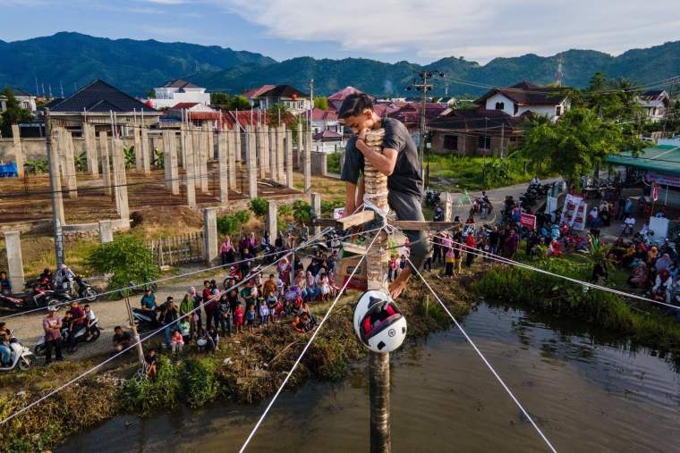 Indonesia’s Independence Day Highlight: Nationwide Pole-Climbing Contest_fororder_VCG111585427750