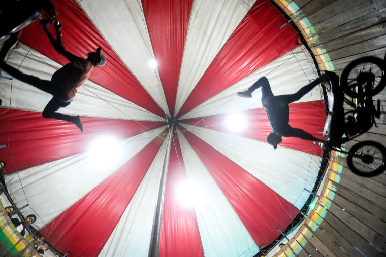 “Wall of Death”: A Thrilling Ancient Spectacle in Indonesia’s Night Markets_fororder_VCG31N2210870359