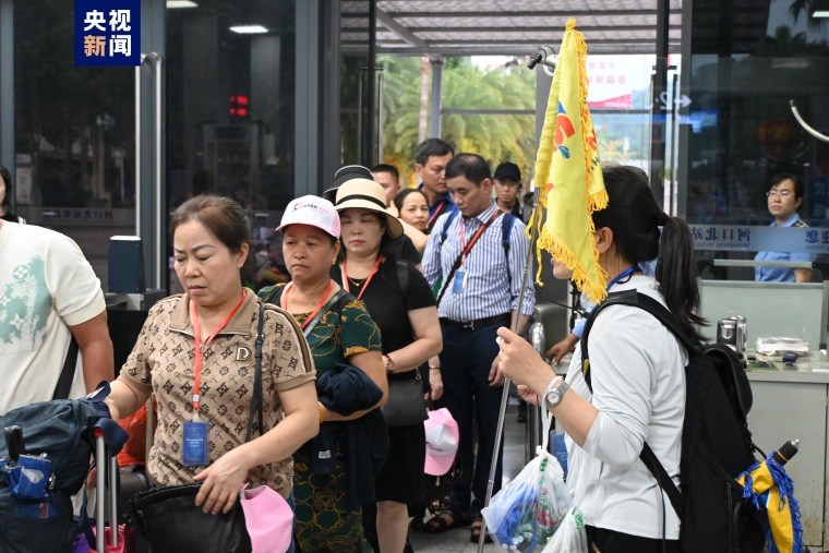 首发！170名越南籍游客乘“中越友谊号”专列赴滇