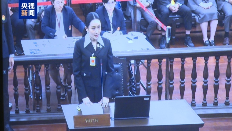 泰国被停职总理佩通坦就其涉嫌违宪案出庭作证_fororder_IMG_5329
