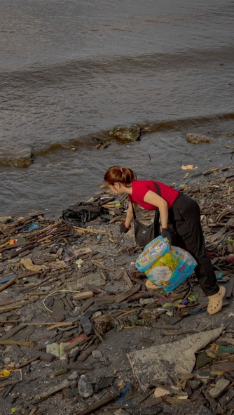 Coastline in Peril: Hundreds of Fishermen Join Coastal Cleanup in the Philippines