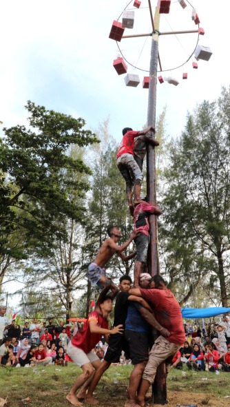 Indonesia’s Independence Day Highlight: Nationwide Pole-Climbing Contest