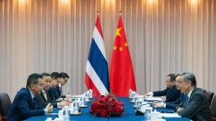 王毅会见泰国外长玛里