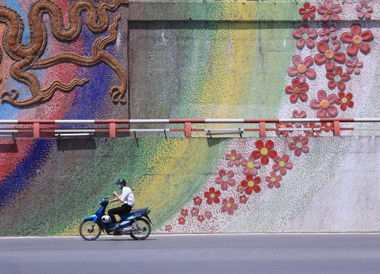 Vietnam: Will Riding Motorbikes Through the City Become a Thing of the Past?_fororder_VCG111579460172