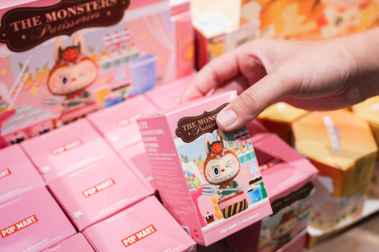 Labubu Trend Goes Global: Pop Mart Sparks Blind Box Craze in Southeast Asia_fororder_VCG31N2225503524