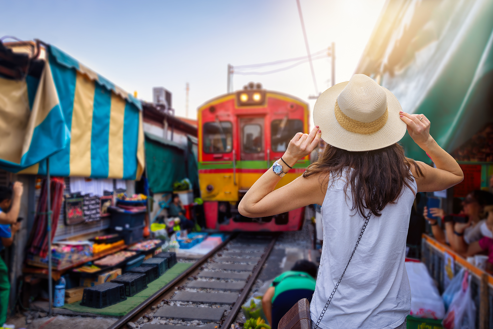 When Rails Double as Stalls: Thailand’s Bizarre Yet Fascinating Bazaar_fororder_VCG41N1461582117