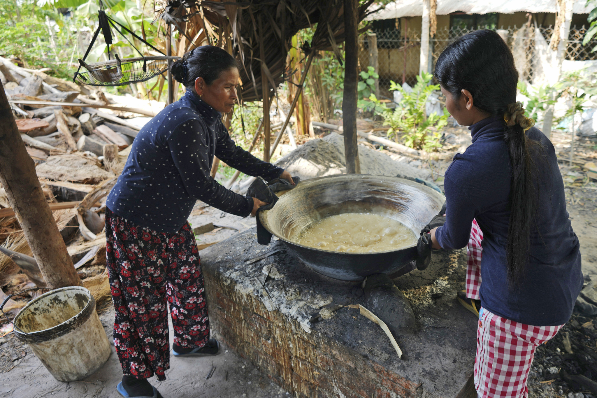 Cambodia: Brewing Palm Sugar, Brewing Life_fororder_VCG111485890525