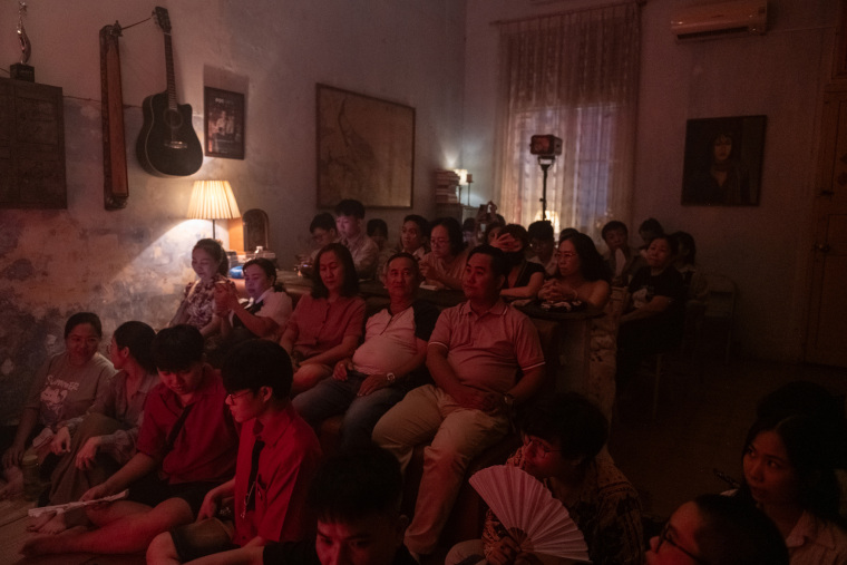 Living Room Turned Theater! Vietnamese Director Revives Traditional Opera_fororder_VCG31N2227466898
