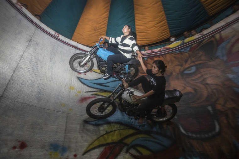 “Wall of Death”: A Thrilling Ancient Spectacle in Indonesia’s Night Markets_fororder_VCG111567809518
