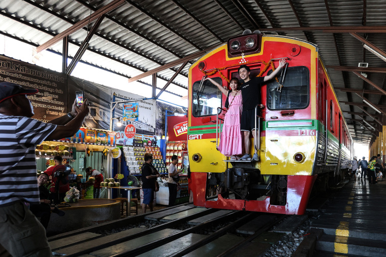 When Rails Double as Stalls: Thailand’s Bizarre Yet Fascinating Bazaar_fororder_VCG31N2131332568