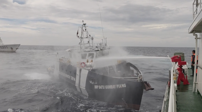 Justified and Effective! China regulates Philippine vessels' intrusion at Huangyan Dao_fororder_WX20250918-092531@2x