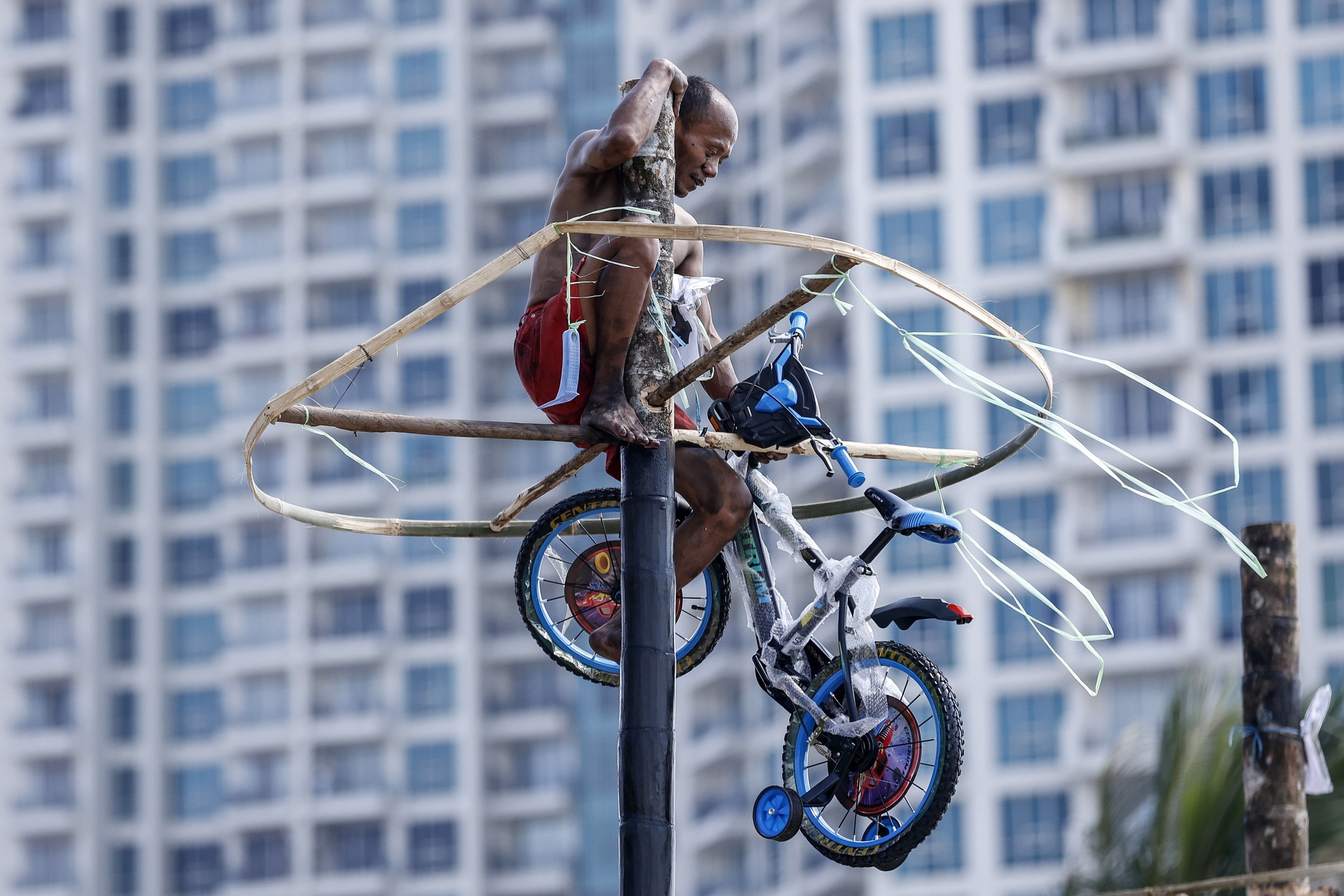 Indonesia’s Independence Day Highlight: Nationwide Pole-Climbing Contest_fororder_VCG111585392459