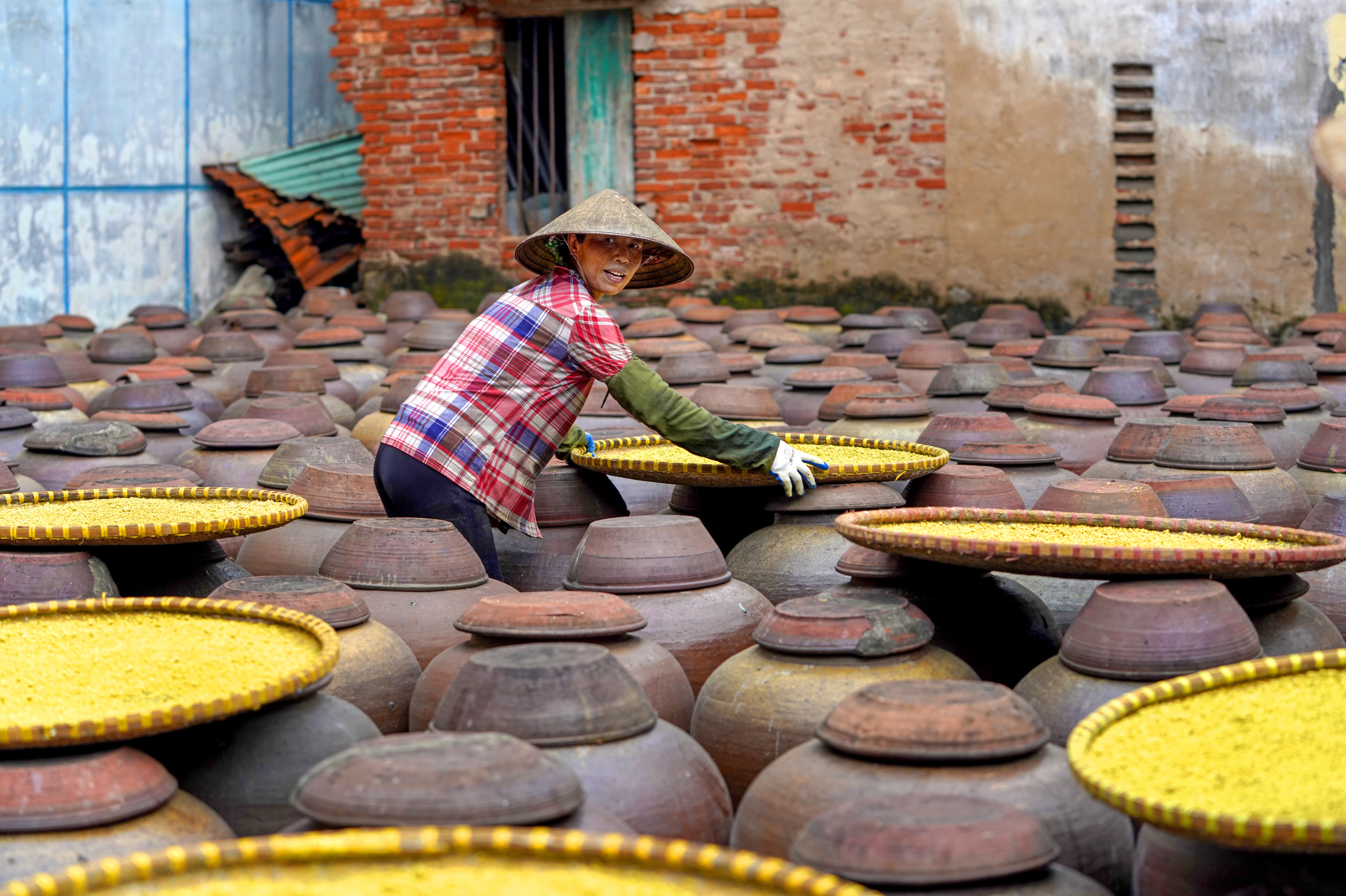 From Beans to Sauce: Preserving Vietnam’s Rustic Flavors in Clay Jars_fororder_VCG111392521003