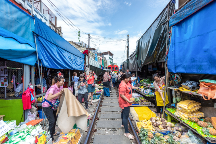 铁路就是摊位？泰国市集离谱又迷人_fororder_VCG111160673292