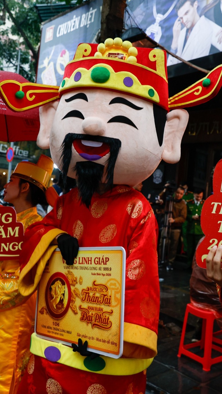 河内"财神日"金店排长龙 传统信俗点燃购金热