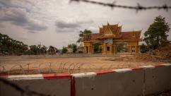 直击泰柬边境废弃电诈窝点：铁栏后的罪恶